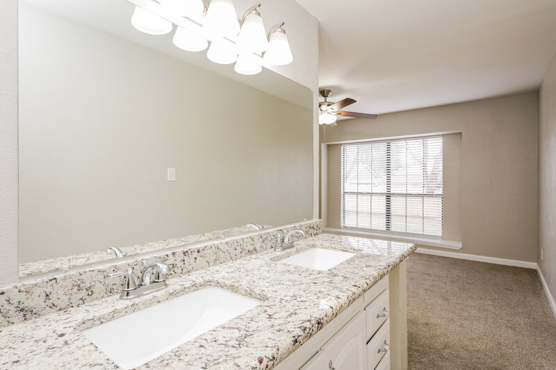 2,085/Mo, 2406 Wildbriar Dr Arlington, TX 76014 Main Bathroom View 2