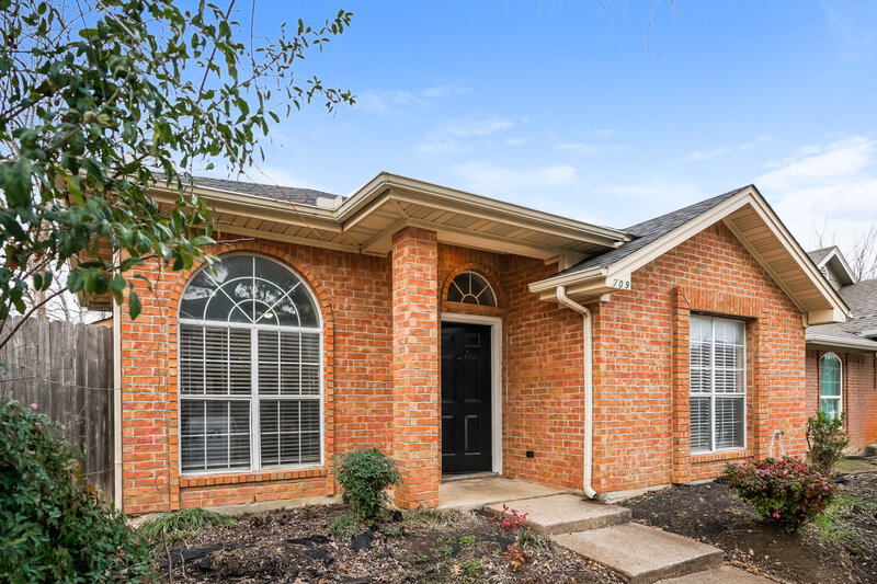 2,220/Mo, 709 Greenridge Drive Arlington, TX 76017 Front View