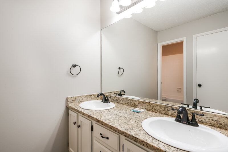 2,220/Mo, 709 Greenridge Drive Arlington, TX 76017 Main Bathroom View