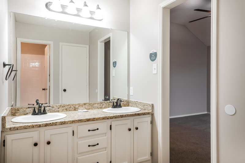 2,220/Mo, 709 Greenridge Drive Arlington, TX 76017 Main Bathroom View 2
