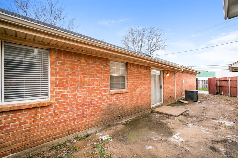 2,220/Mo, 709 Greenridge Drive Arlington, TX 76017 Rear View 2