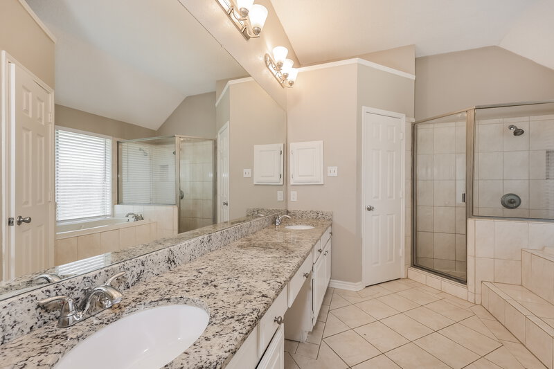 2,805/Mo, 425 Raintree Cir Desoto, TX 75115 Main Bathroom View