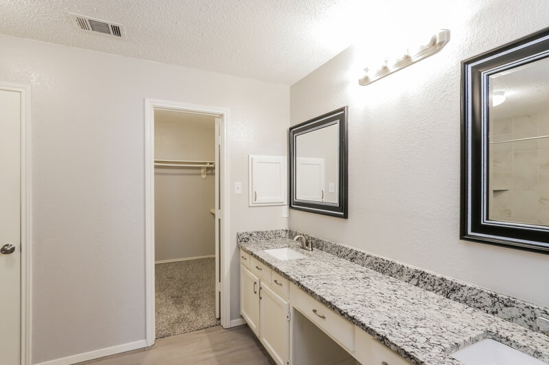 1,940/Mo, 801 Hartford Lane Lancaster, TX 75134 Main Bathroom View