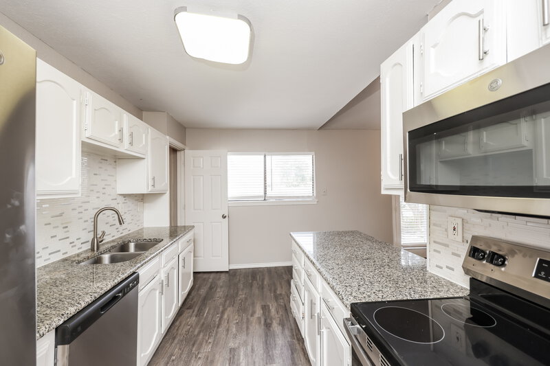 2,010/Mo, 490 Rainier Street Cedar Hill, TX 75104 Kitchen View 2