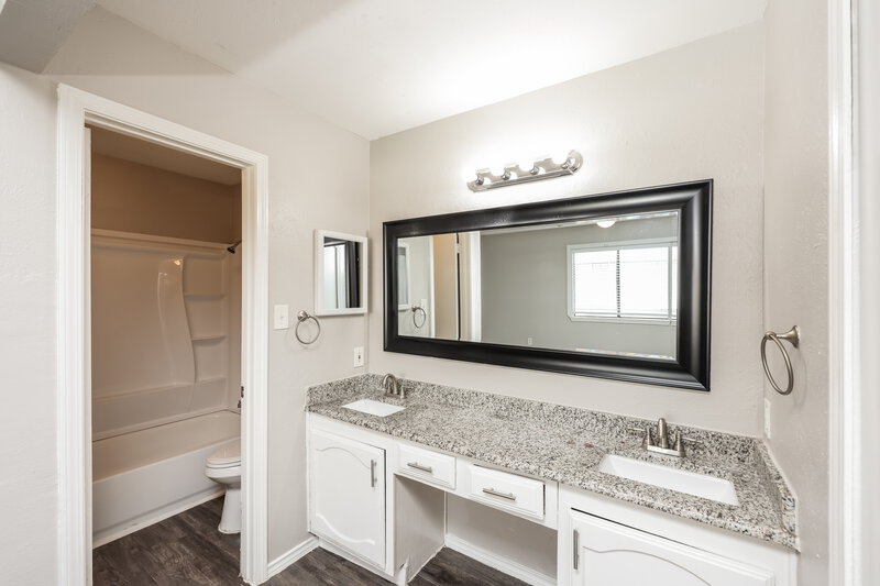 2,010/Mo, 490 Rainier Street Cedar Hill, TX 75104 Main Bathroom View