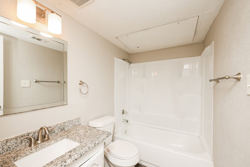 2,010/Mo, 490 Rainier Street Cedar Hill, TX 75104 Bathroom View