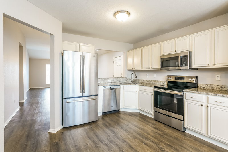 2,040/Mo, 900 Springfield Dr Cedar Hill, TX 75104 Kitchen View 2