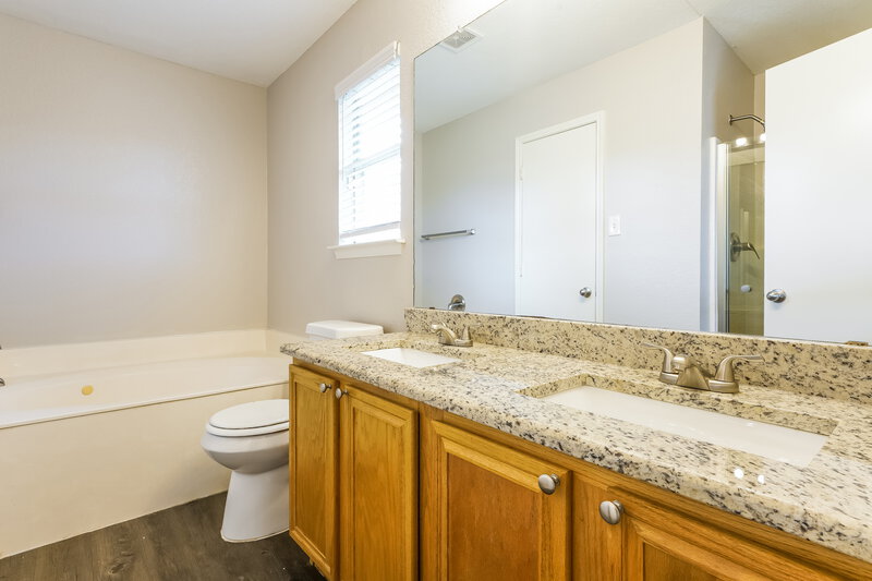 2,040/Mo, 900 Springfield Dr Cedar Hill, TX 75104 Main Bathroom View