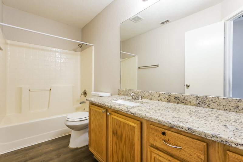 2,040/Mo, 900 Springfield Dr Cedar Hill, TX 75104 Bathroom View 2