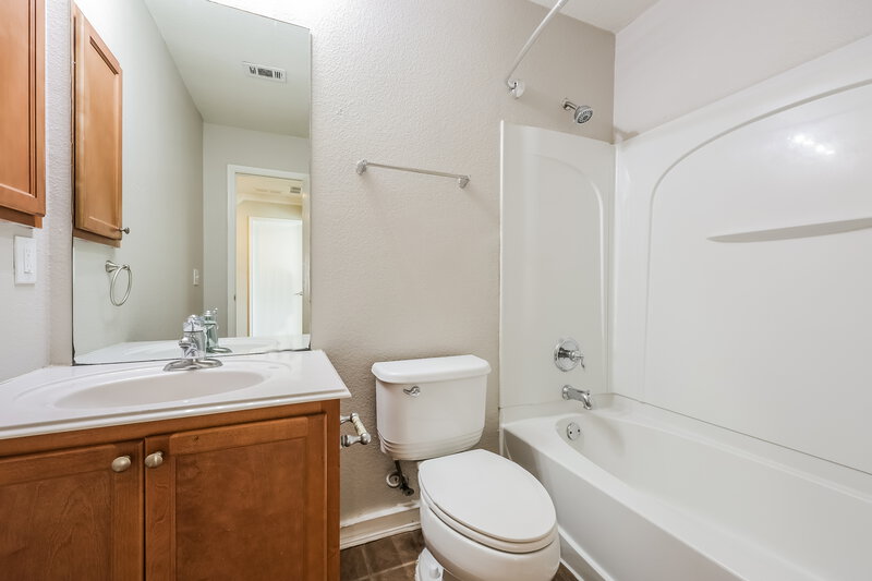 3,160/Mo, 711 River Run Dr Glenn Heights, TX 75154 Main Bathroom View