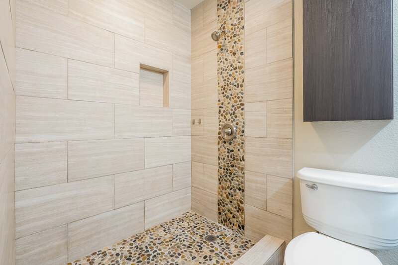 3,040/Mo, 711 River Run Dr Glenn Heights, TX 75154 Main Bathroom View 2