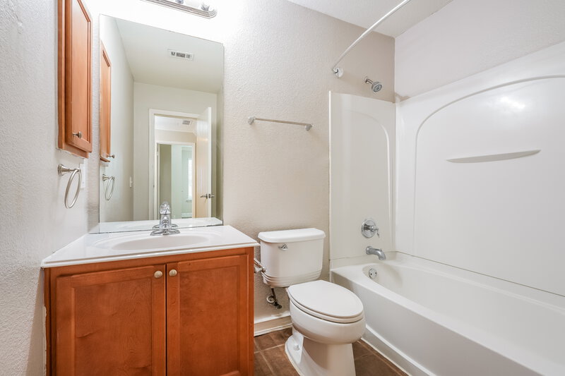 3,040/Mo, 711 River Run Dr Glenn Heights, TX 75154 Bathroom View