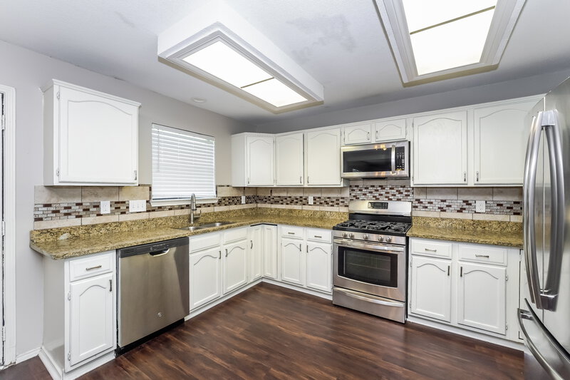 2,465/Mo, 944 Aspen Dr Desoto, TX 75115 Kitchen View 2