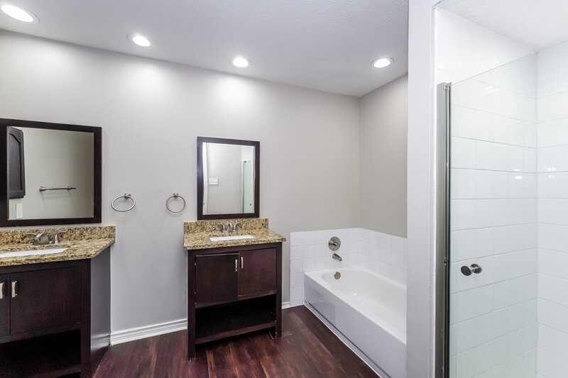 2,465/Mo, 944 Aspen Dr Desoto, TX 75115 Main Bathroom View