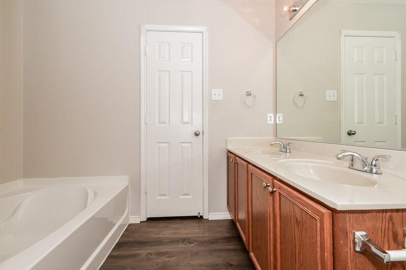 1,945/Mo, 1117 Augustin Dr Princeton, TX 75407 Main Bathroom View