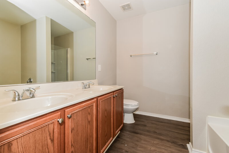 1,945/Mo, 1117 Augustin Dr Princeton, TX 75407 Main Bathroom View 2