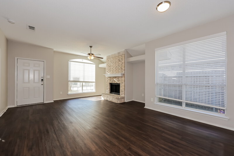 2,190/Mo, 935 Crestwood Dr Cedar Hill, TX 75104 Living Room View 2