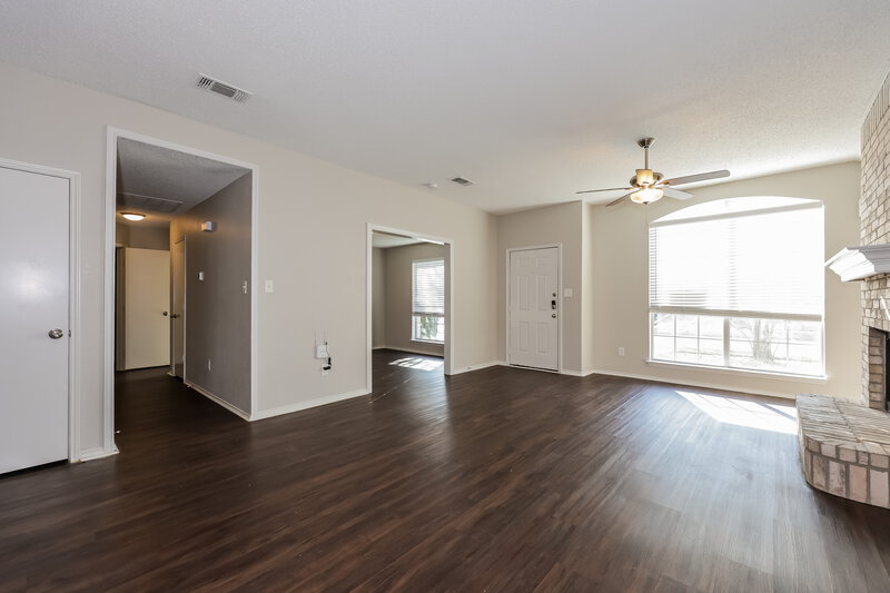 2,190/Mo, 935 Crestwood Dr Cedar Hill, TX 75104 Living Room View 3
