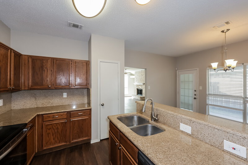 2,190/Mo, 935 Crestwood Dr Cedar Hill, TX 75104 Kitchen View 2