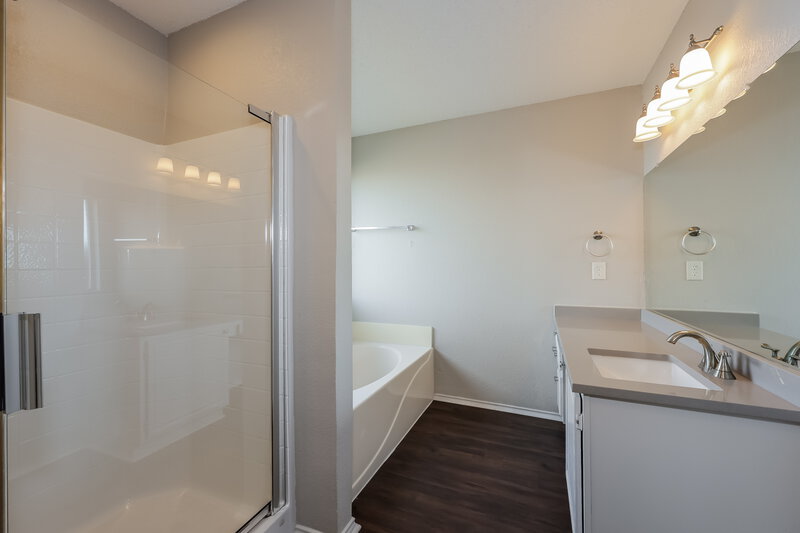 2,190/Mo, 935 Crestwood Dr Cedar Hill, TX 75104 Main Bathroom View