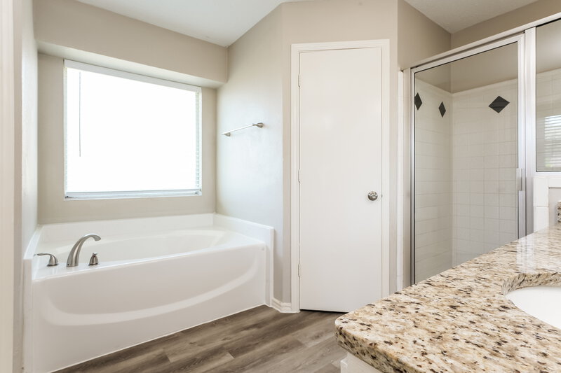 2,050/Mo, 321 Sondra Way Red Oak, TX 75154 Main Bathroom View