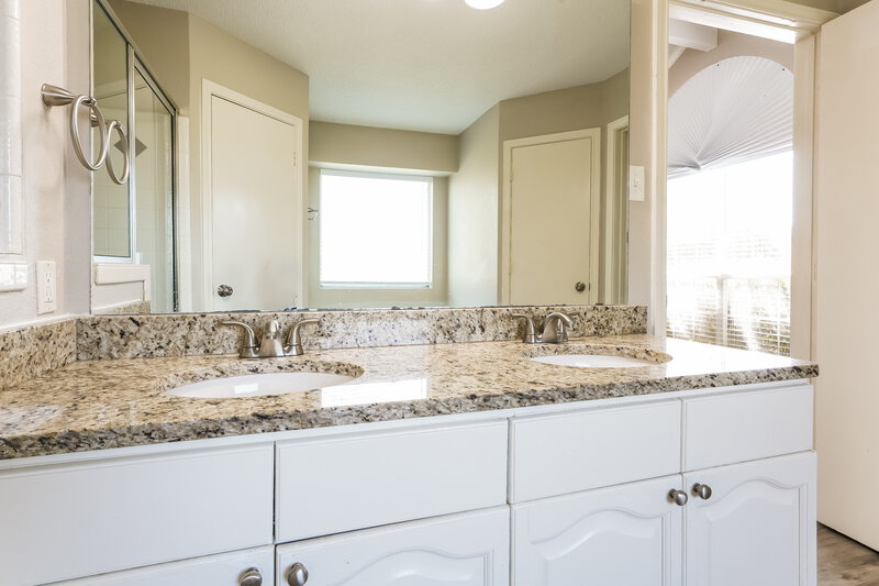 2,050/Mo, 321 Sondra Way Red Oak, TX 75154 Main Bathroom View 2
