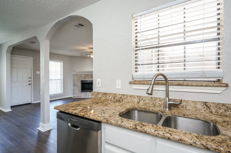 2,260/Mo, 834 Green Pastures Cedar Hill, TX 75104 Kitchen View 2