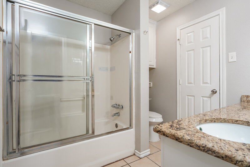 2,260/Mo, 834 Green Pastures Cedar Hill, TX 75104 Main Bathroom View