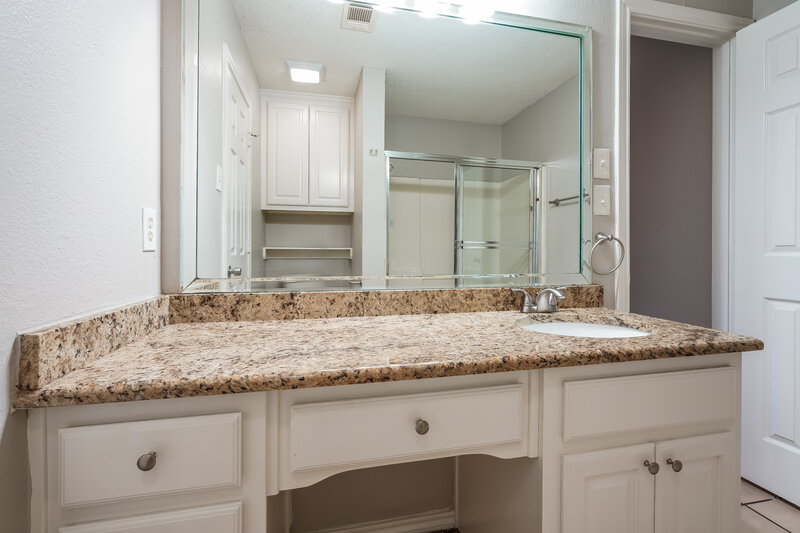 2,260/Mo, 834 Green Pastures Cedar Hill, TX 75104 Main Bathroom View 2