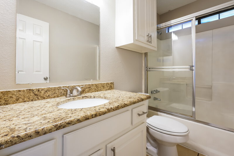 2,260/Mo, 834 Green Pastures Cedar Hill, TX 75104 Bathroom View