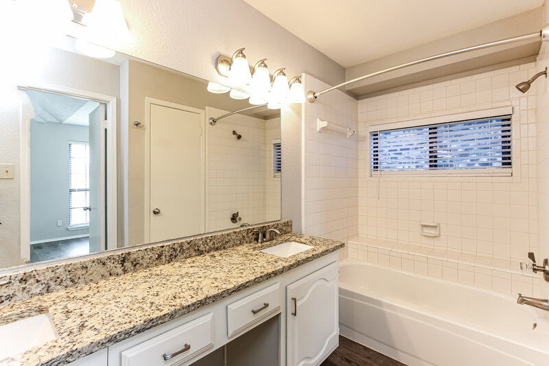 2,105/Mo, 1435 Colborne Dr Mesquite, TX 75149 Main Bathroom View