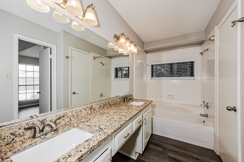 0/Mo, 1435 Colborne Dr Mesquite, TX 75149 Main Bathroom View