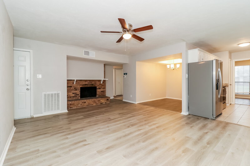2,355/Mo, 5018 Lewis Trail Grand Prairie, TX 75052 Family Room View