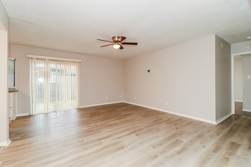 2,355/Mo, 5018 Lewis Trail Grand Prairie, TX 75052 Family Room View 2
