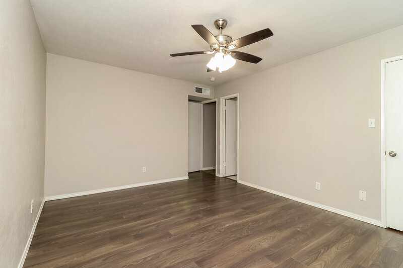 2,355/Mo, 5018 Lewis Trail Grand Prairie, TX 75052 Main Bedroom View 2