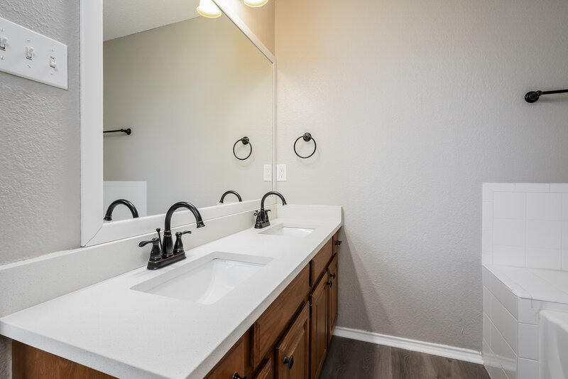 1,965/Mo, 705 Nightingale Cir Mansfield, TX 76063 Main Bathroom View