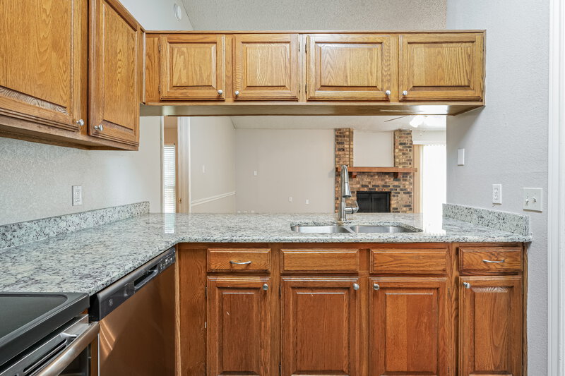 1,830/Mo, 7401 Meadow Creek Drive Fort Worth, TX 76133 Kitchen View