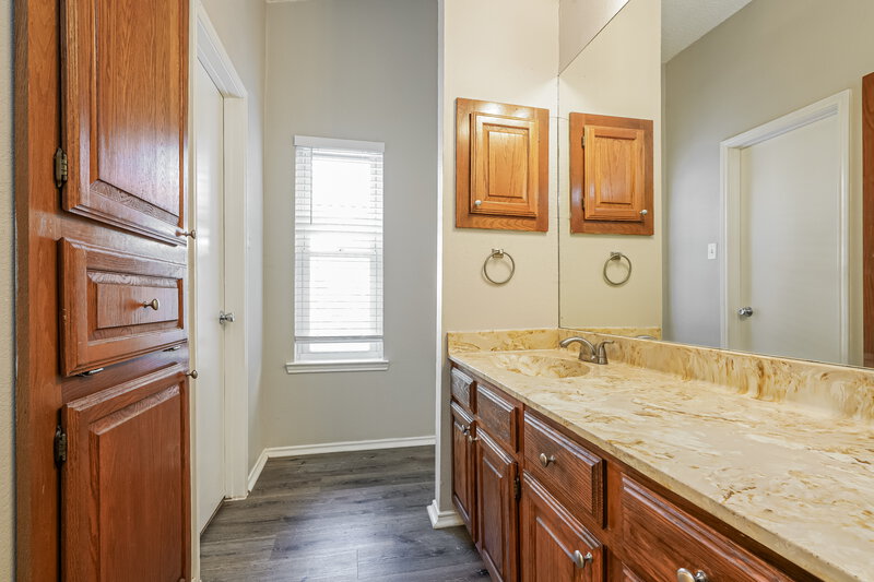 1,830/Mo, 7401 Meadow Creek Drive Fort Worth, TX 76133 Main Bathroom View