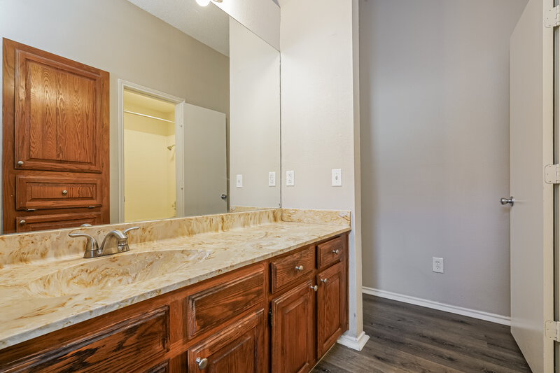 1,830/Mo, 7401 Meadow Creek Drive Fort Worth, TX 76133 Main Bathroom View 2