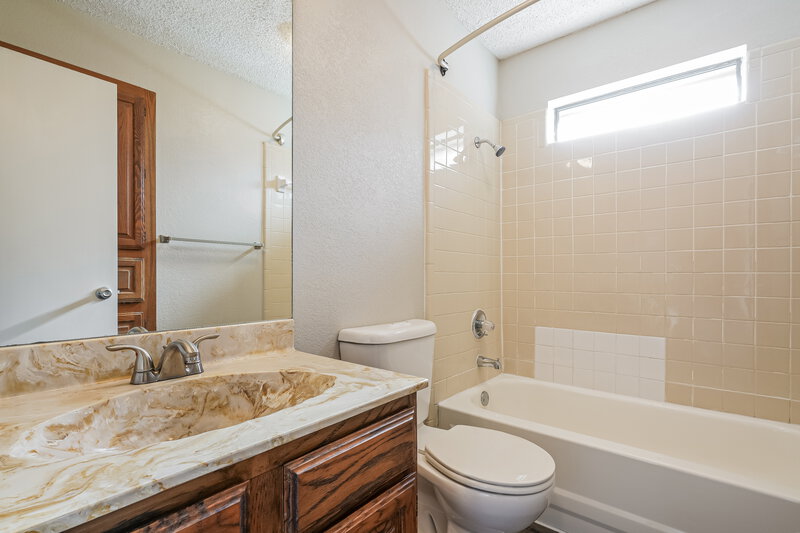 1,830/Mo, 7401 Meadow Creek Drive Fort Worth, TX 76133 Bathroom View
