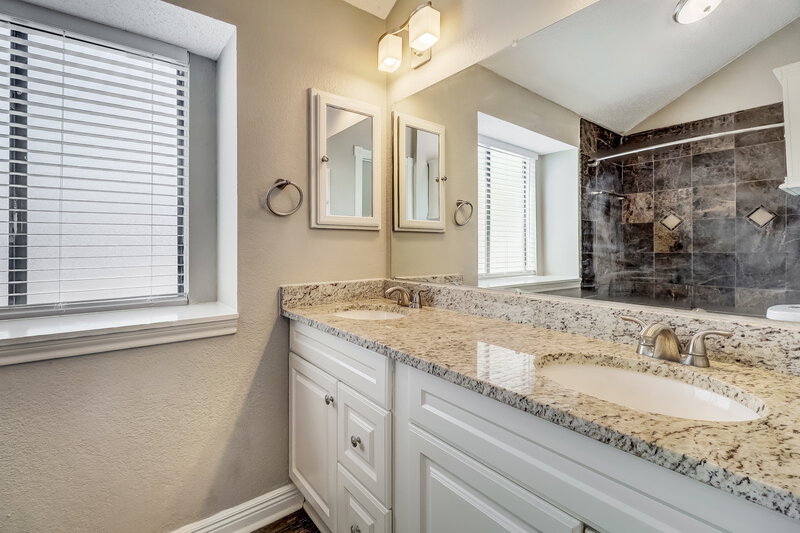 2,210/Mo, 821 Clement Drive Cedar Hill, TX 75104 Main Bathroom View