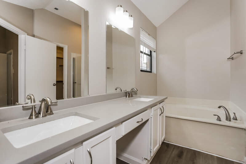 2,030/Mo, 1408 Chapman Dr Lancaster, TX 75134 Main Bathroom View 2