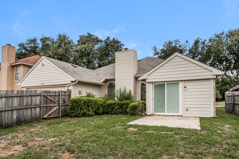 2,030/Mo, 1408 Chapman Dr Lancaster, TX 75134 Rear View 2