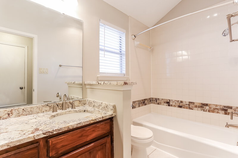 2,130/Mo, 8324 Auburn Dr Fort Worth, TX 76123 Main Bathroom View