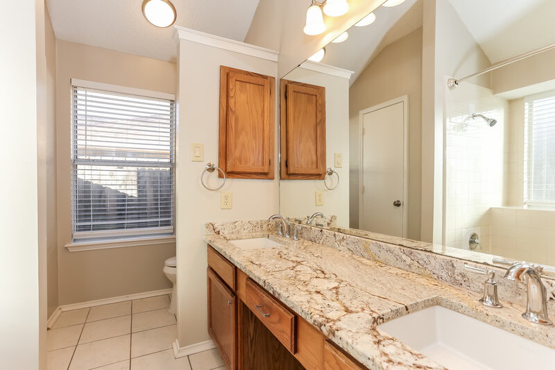 2,130/Mo, 8324 Auburn Dr Fort Worth, TX 76123 Bathroom View