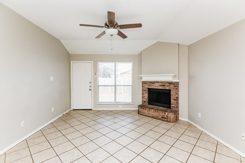 2,015/Mo, 7027 Nohl Ranch Road Fort Worth, TX 76133 Living Room View 2
