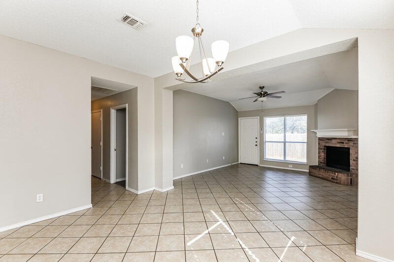 2,015/Mo, 7027 Nohl Ranch Road Fort Worth, TX 76133 Dining Room View 2