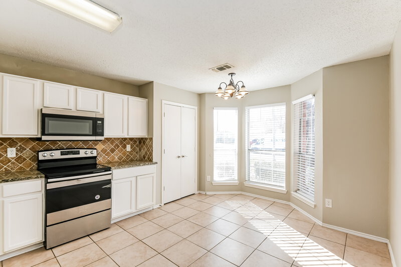 2,015/Mo, 7027 Nohl Ranch Road Fort Worth, TX 76133 Breakfast Nook View