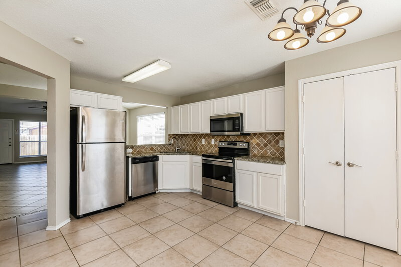2,015/Mo, 7027 Nohl Ranch Road Fort Worth, TX 76133 Kitchen View