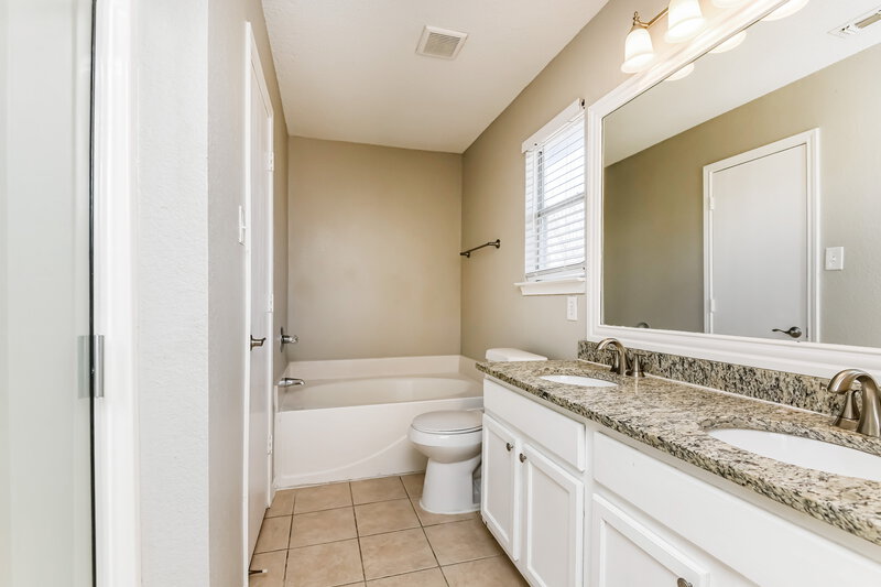 2,015/Mo, 7027 Nohl Ranch Road Fort Worth, TX 76133 Main Bathroom View